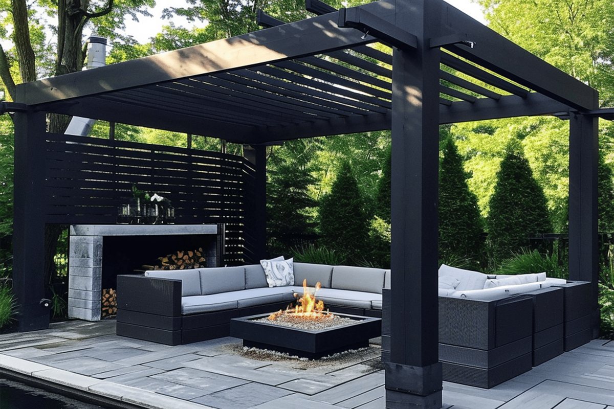 Pergola en bois adossée à une maison au-dessus d’un patio