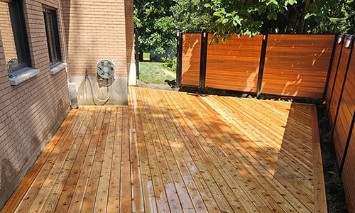 Patio sur mesure en bois avec air de détente et air pour manger